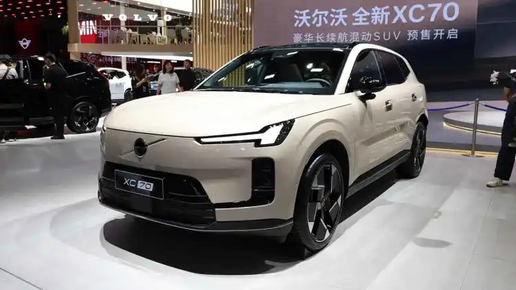 Volvo XC70 PHEV Debuts at Chengdu Auto Show 2025